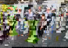 Javier Solano, Robin van Dreumel & Duco van der Veen from Mivena were paid a visit by Paul Greenhalgh (PG Horticulture) & the future of horticulture - represented by Sasha.