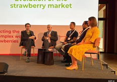 Moderator Michael Barker in conversation with Philippe Binard (Freshfel Europe), Huan Zhang (Twinkle Star Berry), Nabil Belmkaddem (BestBerries) and Anouk Sijmonsma (IFPA) on labour market trends and developments