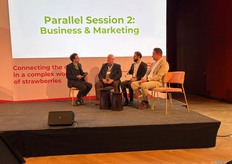 Michael Barker talking to Curd Vanmarcke (Vergro), Joeri Beniest (Lidl Belgium) and Michiel Vermeiren (Coöperatie Hoogstraten) about the 3 companies' strategic partnership