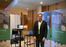 Jakob Aubell at Moleda's stand