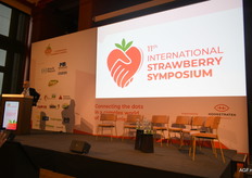 Hans Vanderhallen had the honour of showing the logo of the 11th International Strawberry Symposium, which will come to Antwerp in 2028. Coöperatie Hoogstraten has been given the honour of organising it, which will be a 6-day event.
