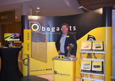 Leon Verkoelen guards Bogaerts' stand