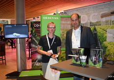 Johan Willemsen (Fresh Forward Breeding) at stand of Octiva Netherlands talking to Thomas Hoeterickx of the company