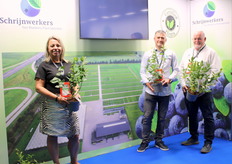 Aleksandra Neumann, Stanislaw Frzaskowski and Leon Schrijnwerkers of Schrijnwerkers Plants BV from Horst. The company supplies certified blueberry plants. New is the Highland Charm variety. A medium/late blueberry variety with good characteristics in colour, flavour, size and shelflife. The variety has been specially bred to meet modern highbush production systems. The Highland Charm is suitable for climates in Europe and certainly east of it.