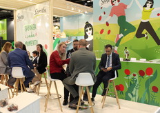 O.P. Looije: in the middle Jacqueline Looije in busy conversation.