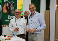 Nico van Vliet of Yuksel Seeds welcomes Paul Stoffels to the stand