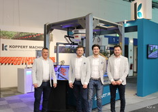 Koppert Machines introduced the Smart Picker to place vine tomatoes from a crate into trays. The machine grabs the vine precisely by the stalk and cuts the vine to the right weight.