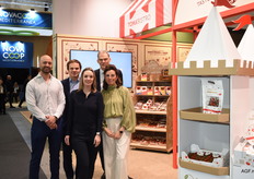 The team of Stoffels Tomatoes. During the fair, the stand was very busy, so we had to find a suitable moment to take a photo of the entire team, but we were able to pose next to the traditional castle again