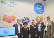 PerfoTec introduces special films that double the shelf life of products. In addition to the perforations recommended by PerfoTec, the permeability of CO2 of the compostable foil ensures this time gain. Benefit: more time, further destinations, more sales opportunities. Bas Groeneweg, Renate Brandom, Eliza Bangiolatti, Pascal Bruneau, Martin van Lier.