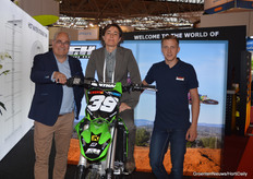 F&H Crone had an eyecatcher: a very fast race motorcycle. Hilde Kleerekoper of Zantingh is sitting on the motor, Rob van Leeuwen and Remko de Vries of F&H Crone are standing next to her.