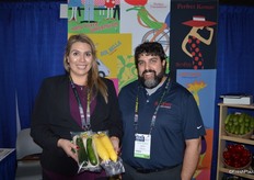 Erika Camera and Frank Camera with SunFed. Erika shows a 2-piece tray of organic zucchini as well as yellow squash, both in microperm bags. The zucchinis are packed on a compost tray while the yellow squash pack contains a clear tray.