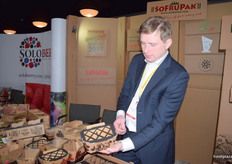 Adam Sikorski showing the newest lid for their cardboard packaging system, ideal for fresh mushrooms and tomatoes.