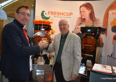 Franz Weber from Freshcup (r) in conversation with an interested party. The company distributes juice presses from Zumoval.