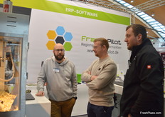 Jan Hendrik Fischer from Frachtpilot in conversation with two interested parties.