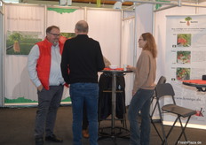 Exchange of information at the Kraege young plant company stand.
