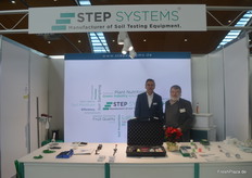 Marian Karlovic (l) with a colleague from GKL at the Step Systems GmbH stand.