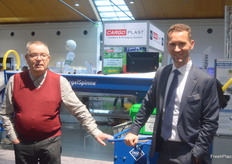 Chris Engels (r) in front of the tried-and-tested asparagus spider, which is used on numerous asparagus farms in Europe.