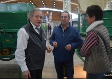 Ulrich Schulze-Heuling, Managing Director of Heuling Maschinenbau, in conversation with two trade fair visitors. The company also exhibited together with HMF Hermeler this year.