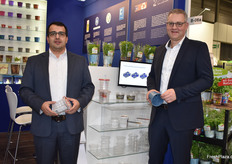 Pöppelmann presented an example from the sustainable packaging range: Famac packaging for tomatoes has now established itself in the German food trade. 100% recyclable packaging for pot herbs was also presented in Berlin. The company is currently working on reusable trays for fruit. In the photo: Gerhard Brock and Marketing Manager Arno Zerhusen.