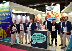 SaniFruit team presenting the new SaniGrape post-harvest solution for table grapes.