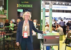 Cécile Canivet on the Agrofresh stand, presenting the Control-Tec machine for disinfecting the atmosphere.