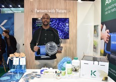 Gérald Surena, from Koppert, shows an auxiliary spreader in the photo.