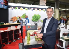 Jean Pageaud from ARC, presenting an asparagus bundling and tying machine