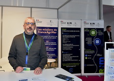 Stéphane Marchand, head of the RNM Angers-Tours center on the France AgriMer, Réseau des Nouvelles des Marchés (RNM) and DRAAF joint stand.