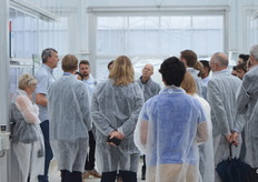 Silke Hemming of the WUR (far left) also showed a group around, here to a presentation by her colleague Frank Kempkes (2nd from left).
