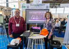 Reverse cultivation, that's where Eliezer Edelstein of Biomic Agritech believes: https://www.groentennieuws.nl/article/9533585/door-ondersteboven-te-telen-doet-de-natuur-een-groot-deel-van-het-werk/  