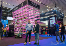 Sandro van Kouteren and Dongho Park of Parus in front of the equivalent of a selfie wall at a horticultural fair: an impressive strawberry installation