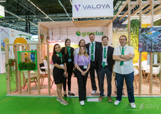 The team is dressed in Greenlux green and Valoya lilac! 