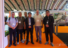 Geert Leffers leads around some acquaintances from China. Next to him Mr. Wenghomg of Jiang sugreenport