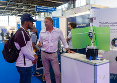 Paul Rooijmans of YieldComputer shows the system to an interested party.