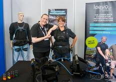 Exoskeletons! Leonie Minneboo and Isabelle Dencher of Laevo show how it works. You can also see that in person at their office on July 6, at a meeting specifically for agriculture and horticulture.