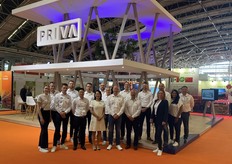 Priva present. The company announced in the exhibition week an agreement for cooperation with Blue Radix. From left to right: Lisa Ruigrok, André de Raadt, Stefan Bron, Edo van Keulen, Yuan Yonghui, Maarten Hartong, Lydia Qi, Fred Ruijgt, Mattijs Taal, Marcel Beekenkamp, Juan Gonzalez Azcarate, Mike Marino, Marinus Luiten, Giovanni Angiolini, José Haaring, Rebekka Mooibroek and. Ruud Hulleman.