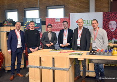 Team Veiling Zaltbommel with a visit from Geert-Jan and Kees van Tuyl. From left to right: Erwin van den Oever, Geert-Jan van Tuyl, Gerard van den Anker, Pieter van der Sluis, Arthur Elsen and Kees van Tuyl with Kwekerij van Tuyl