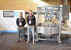 Sismatec with Kurt Tenteniez and Jasper Slaghekke showcasing the Proseal casepacker for automatic packing of punnets.