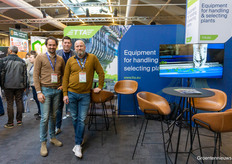 Geert Maris, Peter Rietveld, and Renko Schuil from TTA. Not entirely soft fruit-related, but cool: TTA developed the BulbPacker. This machine automates the process of manually removing tulips from crates and positions them on a delivery belt. More information coming soon!