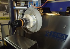 Jase introduced de in-line applicator for continuous machine. Just before forming a bag on a continuous motion machine, will apply your printed label. Up to 120/min