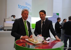 Specialtie tomatoes grower Kees Stijger with Nunhems’ tomato specialist Harm Ammerlaan