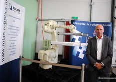 Hans Stam, Rolan Robotics, showing the system they created with Botman Hydroponics for salads on water