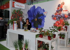 Ard Ammerlaan and Lili Mendes stand at Prudac Mendes