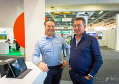 Robin Dirks from Growtec chatting with strawberry specialist Wilbert van Oers from Horti-Consult International.