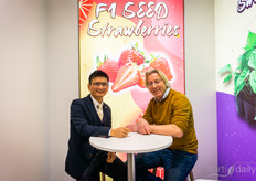 Tetsuo Ueda from Miyoshi & Co with Pieter van Dijk from Ontario Propagation Plants. Growing strawberries from seed is the topic of conversation.