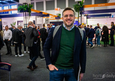 Miguel Redondo from Agrifast. With their TOM-System, tomato plants can be quickly and without plastic tied to the wire.