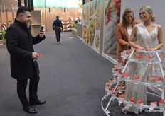 This visitor took an extensive photo report of Miss Délice while her 'dress' was filled with fresh tomatoes.