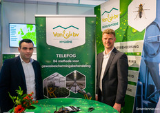 Telefogging is increasing at Van Eck Bedrijfshygiëne, allowing them to enter the greenhouse regularly during cultivation. The advantage of this is that large areas can be treated quickly. In the photo are Martijn van der Velden and Lex Kneppers.