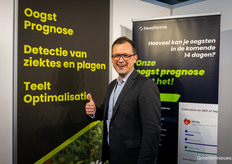 Felix Kirchstein from Hexafarms demonstrates the company's harvest forecasting system.