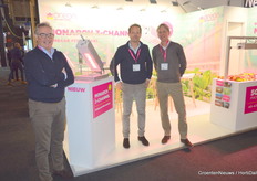Jan Mol, Wido Duncker, and Peter Barentsen from Oreon. In addition to a dimmable, customer-specific spectrum, it is now also possible with their Monarch 3-Channel to adjust the composition of the selected spectrum during cultivation. This achieves the right spectrum, the right intensity at the right time of day. In addition to a dimmable, customer-specific spectrum, it is now also possible with their Monarch 3-Channel to adjust the composition of the selected spectrum during cultivation. This achieves the right spectrum, the right intensity at the right time of day.